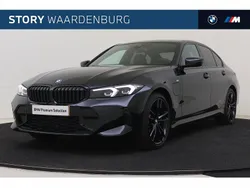 Saphirschwarz (donker zwart metallic) Gebruikt 2024 BMW 330e Shadowline Sedan | € 43.950 (Goede deal)