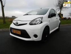 Wit Gebruikt 2013 Toyota Aygo Hatchback | € 2.675 (Eerlijke prijs)