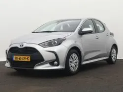 Grijs, metallic lak Gebruikt 2023 Toyota Yaris Active Hatchback | € 20.945 (Eerlijke prijs)