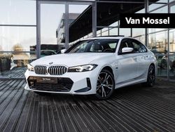 Wit Gebruikt 2023 BMW 320e M Sport Sedan | € 39.900 (Eerlijke prijs)