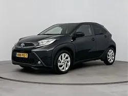 Night sky black metallic (donker zwart metallic) Gebruikt 2024 Toyota Aygo Limited Hatchback | € 19.245 (Eerlijke prijs)
