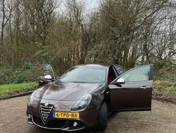 Bruin Gebruikt 2014 Alfa Romeo Giulietta Hatchback | € 9.499 (Eerlijke prijs)