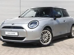 Zilver Nieuw 2024 Mini Cooper Favoured Hatchback | € 38.750 (Eerlijke prijs)