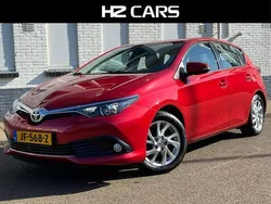 Rood, metallic lak Gebruikt 2015 Toyota Auris Hatchback | € 11.990 (Goede deal)