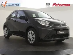 Zwart Gebruikt 2024 Toyota Aygo Play Hatchback | € 17.499 (Eerlijke prijs)