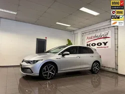 Grijs, metallic lak Gebruikt 2020 VW Golf VIII Style Hatchback | € 24.450 (Eerlijke prijs)
