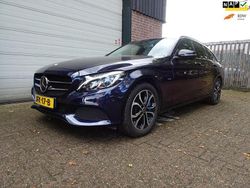 Blauw, metallic lak Gebruikt 2017 Mercedes C350e Avantgarde Stationwagen | € 25.490 (Iets duurder)