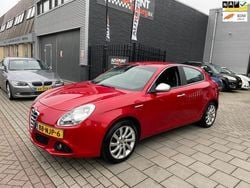 Rood, metallic lak Gebruikt 2010 Alfa Romeo Giulietta Distinctive Hatchback | € 5.999 (Goede deal)