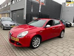 Rood, metallic lak Gebruikt 2010 Alfa Romeo Giulietta Distinctive Hatchback | € 5.999 (Eerlijke prijs)