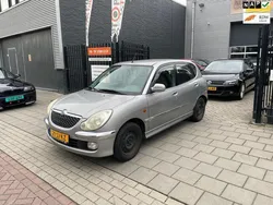 Grijs, metallic lak Gebruikt 2002 Daihatsu Sirion Hatchback | € 999 (Eerlijke prijs)