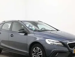 Blauw Gebruikt 2018 Volvo V40 CC Momentum Stationwagen | € 18.500 (Eerlijke prijs)