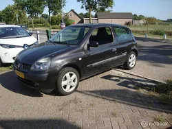 Zwart Gebruikt 2003 Renault Clio II Authentique Hatchback | € 450