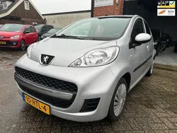 Grijs, metallic lak Gebruikt 2009 Peugeot 107 Hatchback | € 3.999 (Eerlijke prijs)