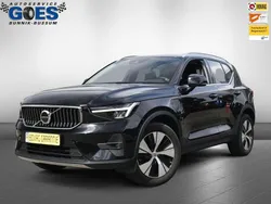 Zwart, metallic lak Gebruikt 2022 Volvo XC40 Plus SUV | € 34.840 (Eerlijke prijs)