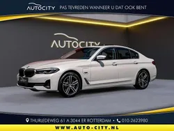 Wit, metallic lak Gebruikt 2023 BMW 530e Sport Line Sedan | € 39.950 (Super prijs)