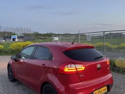 Rood Gebruikt 2014 Kia Rio MPV | € 4.749 (Eerlijke prijs)