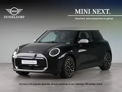 Zwart, metallic lak Gebruikt 2024 Mini Cooper Favoured Hatchback | € 29.950