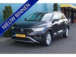 Zwart Gebruikt 2023 VW T-Roc Life SUV | € 26.450 (Goede deal)