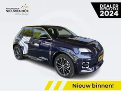 Nachtblauw met dak in sterzwar Gebruikt 2024 Renault R5 Iconic Hatchback | € 31.995