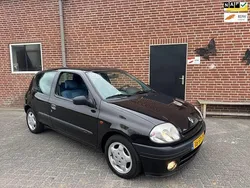 Zwart Gebruikt 2000 Renault Clio II Hatchback | € 1.249 (Eerlijke prijs)