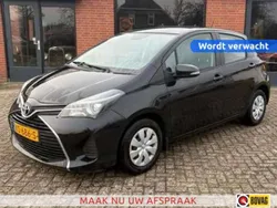 Zwart Gebruikt 2016 Toyota Yaris Hatchback | € 9.990 (Eerlijke prijs)