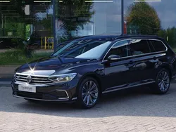 Zwart Gebruikt 2022 VW Passat GTE Stationwagen | € 29.400 (Eerlijke prijs)