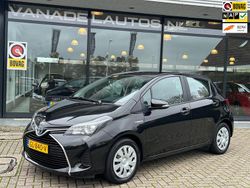 Zwart (metallic) Gebruikt 2015 Toyota Yaris Hybrid Hatchback | € 12.999 (Eerlijke prijs)