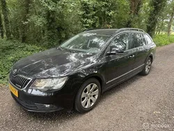 Zwart Gebruikt 2014 Skoda Superb Stationwagen | € 3.850