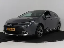 Grijs, metallic lak Gebruikt 2023 Toyota Corolla Edition Stationwagen | € 29.945 (Eerlijke prijs)