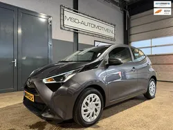 Grijs, metallic lak Gebruikt 2022 Toyota Aygo X-play Hatchback | € 13.949 (Super prijs)