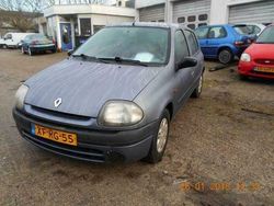 Grijs Gebruikt 2003 Renault Clio II Dynamique Hatchback | € 995 (Eerlijke prijs)