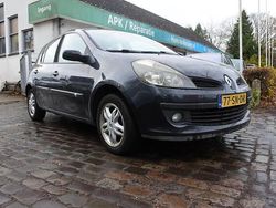Grijs (metallic) Gebruikt 2006 Renault Clio R.S. Dynamique Hatchback | € 1.495 (Eerlijke prijs)