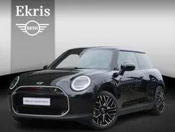 Zwart, metallic lak Gebruikt 2024 Mini Cooper SE Favoured Hatchback | € 39.950
