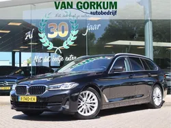 Zwart, metallic lak Gebruikt 2021 BMW 520 Executive Stationwagen | € 34.950 (Eerlijke prijs)