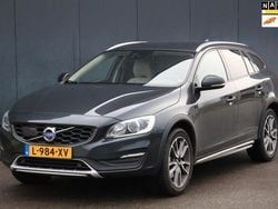 Grijs, metallic lak Gebruikt 2016 Volvo V60 CC Summum Stationwagen | € 13.850 (Goede deal)