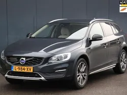 Grijs, metallic lak Gebruikt 2016 Volvo V60 CC Summum Stationwagen | € 14.750 (Iets duurder)