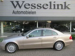 Beige, metallic lak Gebruikt 2002 Mercedes E500 Elegance Sedan | € 13.500 (Eerlijke prijs)