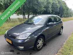 Grijs, metallic lak Gebruikt 2002 Ford Focus Trend Hatchback | € 999 (Goede deal)
