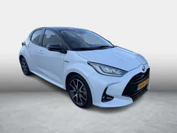 Wit Gebruikt 2021 Toyota Yaris Hybrid Executive Hatchback | € 23.999 (Eerlijke prijs)