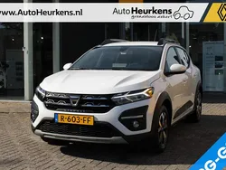 Wit Gebruikt 2022 Dacia Sandero Essentiel Hatchback | € 15.640 (Eerlijke prijs)