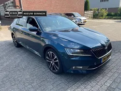Blauw, metallic lak Gebruikt 2017 Skoda Superb Ambition Stationwagen | € 12.950 (Eerlijke prijs)