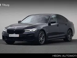 Zwart, metallic lak Gebruikt 2021 BMW 530 Comfort Edition Sedan | € 41.880 (Eerlijke prijs)