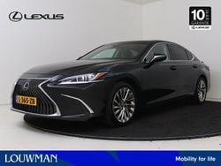 Graphite black metallic (donker zwart metallic) Gebruikt 2021 Lexus ES300H Business Edition Sedan | € 36.950 (Iets duurder)