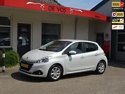Wit, metallic lak Gebruikt 2018 Peugeot 208 Hatchback | € 9.750 (Eerlijke prijs)