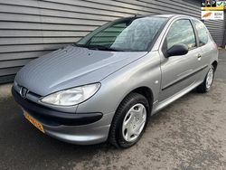 Grijs Gebruikt 2002 Peugeot 206 Hatchback | € 1.445 (Eerlijke prijs)