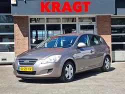 Beige, metallic lak Gebruikt 2008 Kia Ceed 2 Hatchback | € 2.450 (Eerlijke prijs)