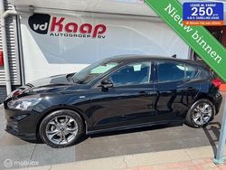 Zwart, metallic lak Gebruikt 2020 Ford Focus ST-Line Hatchback | € 14.995 (Goede deal)
