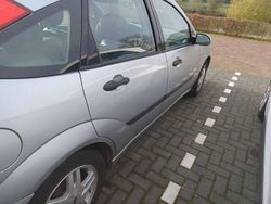 Zilver Gebruikt 2004 Ford Focus Futura Hatchback | € 1.000 (Eerlijke prijs)
