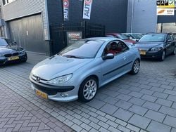 Grijs, metallic lak Gebruikt 2003 Peugeot 206 CC Sport Cabriolet | € 999 (Goede deal)