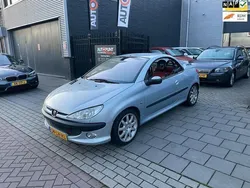 Grijs, metallic lak Gebruikt 2003 Peugeot 206 CC Sport Cabriolet | € 999 (Goede deal)